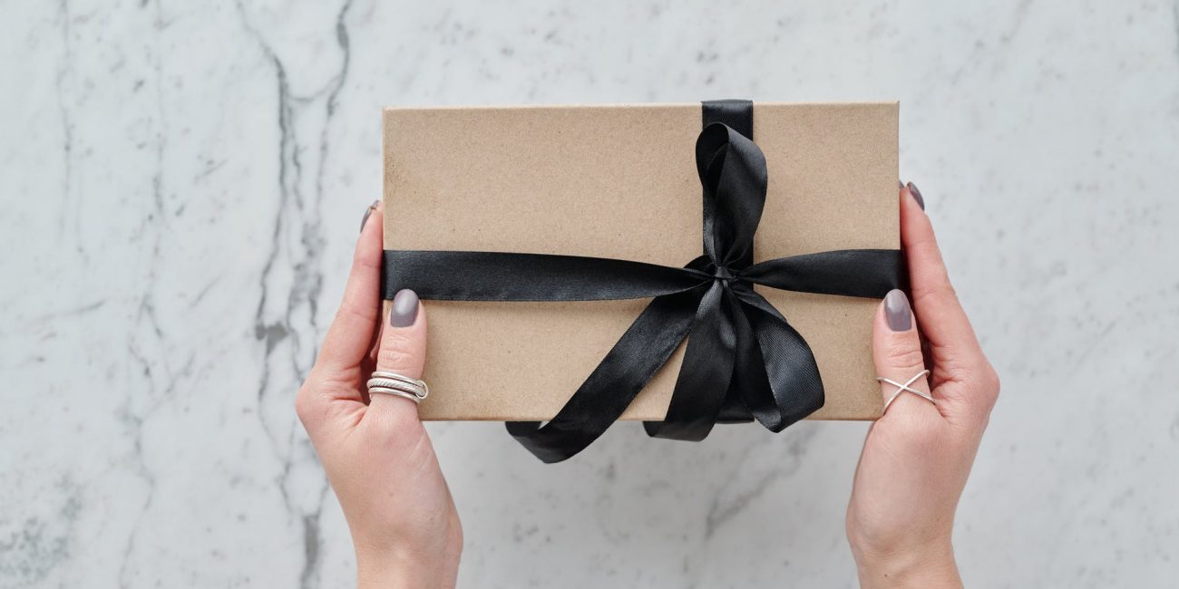 Etično poslovno obdarovanje: Kdaj darilo ni več darilo?