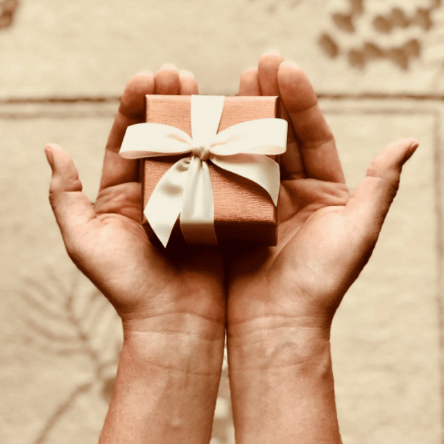 Etična dilema pri poslovnih darilih: dajanje ali podkupovanje?