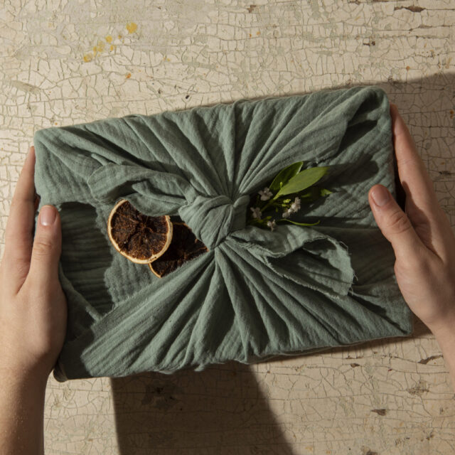 Ekološko prijazne prakse pri pakiranju in distribuciji daril